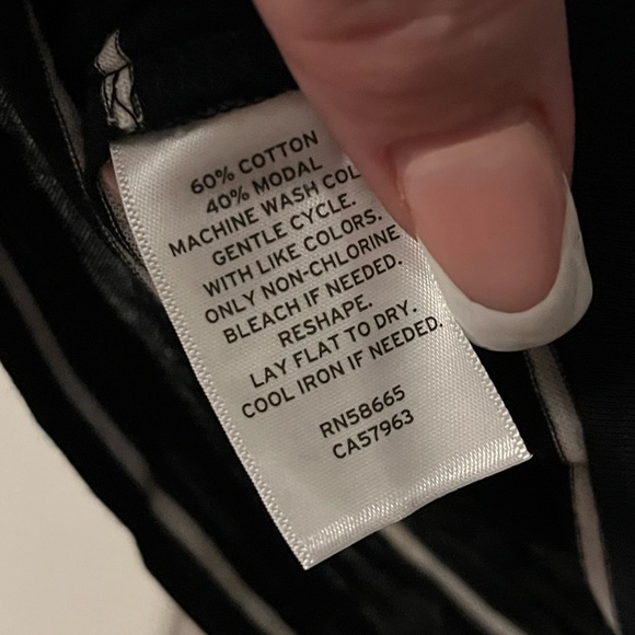 Caslon Black White Julia Stripe Rounded V-Neck T-Shirt NWT Size XS - Picture 6 of 6